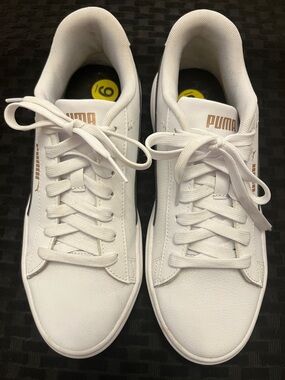 Women’s Puma sneakers. White and black size 9
